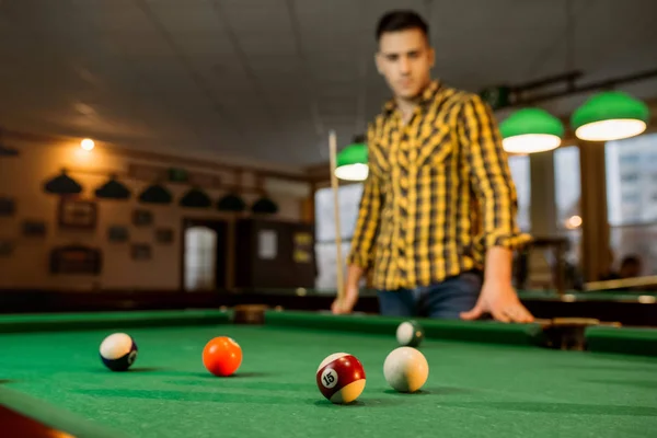 Jogador Bilhar Masculino Com Sugestão Vista Mesa Com Bolas Coloridas — Fotografia de Stock