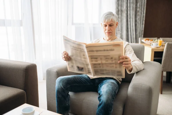 Erwachsener Mann Sitzt Auf Couch Und Liest Zeitung Hause Reife — Stockfoto
