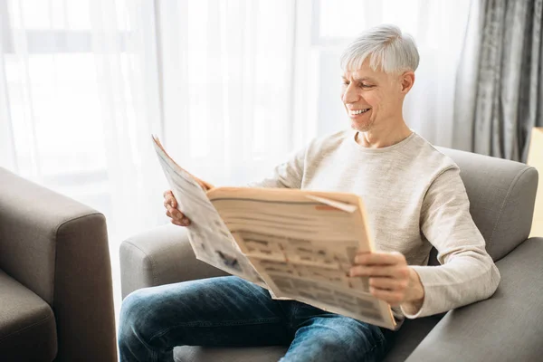 Erwachsener Mann Sitzt Auf Couch Und Liest Zeitung Hause Reife — Stockfoto