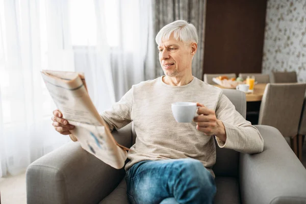 Der Erwachsene Mann Trinkt Hause Kaffee Und Liest Zeitung Reife — Stockfoto