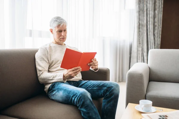Erwachsener Mann Mit Notizbuch Der Hause Auf Dem Sofa Sitzt — Stockfoto