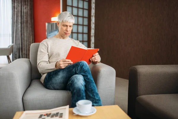 Erwachsener Mann Mit Notizbuch Der Hause Auf Dem Sofa Sitzt — Stockfoto