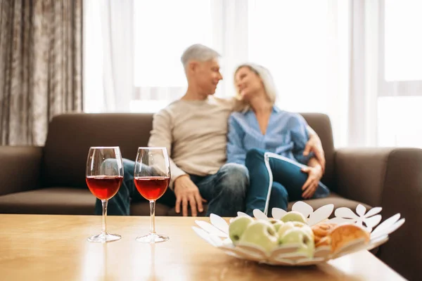 Romantisches Abendessen Eines Erwachsenen Liebespaares Hause Reife Mann Und Frau — Stockfoto