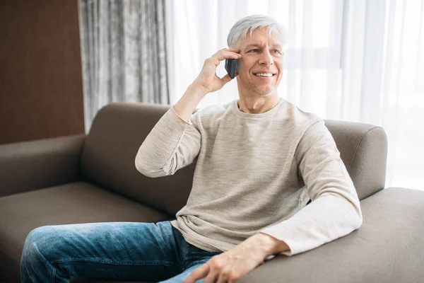 Yetişkin Adam Evde Kanepede Oturan Cep Telefonuyla Konuşuyor Kot Pantolon — Stok fotoğraf