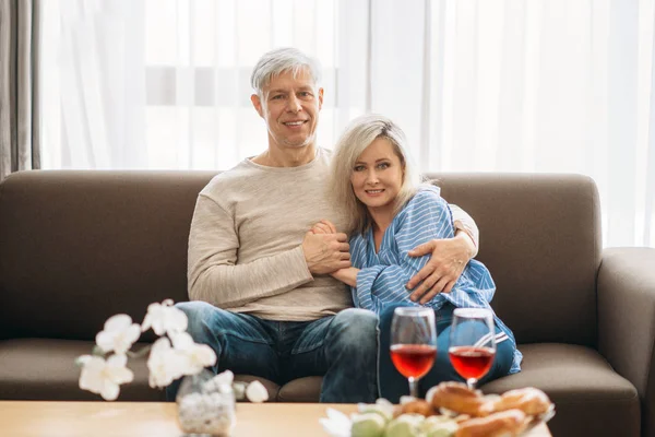 成人爱情夫妇在家里的浪漫晚餐 成熟的丈夫和妻子坐在沙发上 幸福的家庭 — 图库照片
