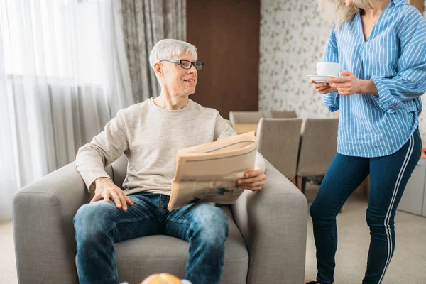 Vuxen Kärlek Par Hemma Morgonen Kvinna Hand Mannen Mogen Man — Stockfoto