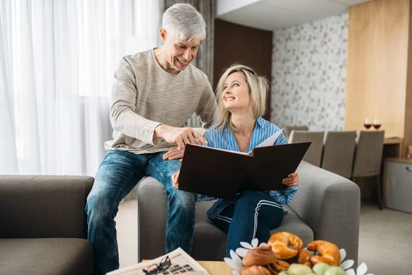 Mature Couple Sitting Couch Looking Old Photo Album Happy Family — Stock Photo, Image