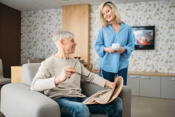 Pareja Amor Adulto Casa Por Mañana Mujer Que Cuida Del — Foto de Stock