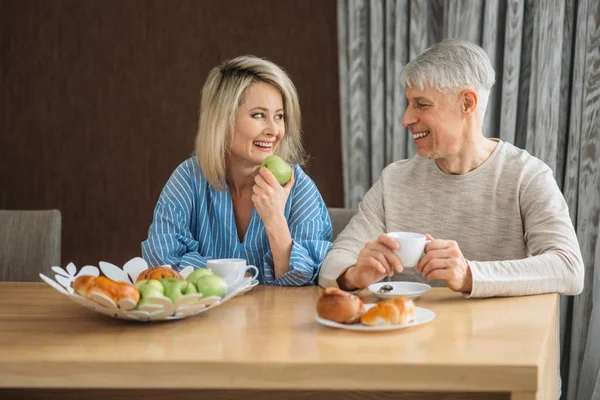 成人爱情夫妇的早餐在家里 成熟的夫妻坐在厨房里 幸福的家庭 男人和女人在餐桌上喝咖啡和水果 — 图库照片