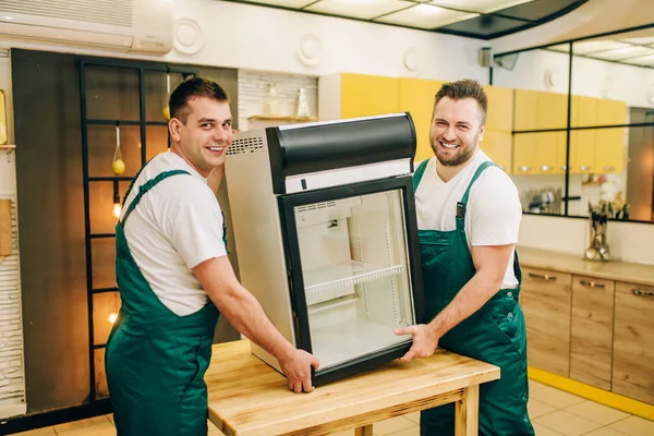 Los Trabajadores Uniforme Instala Refrigerador Casa Reparación Ocupación Frigorífico Servicio — Foto de Stock