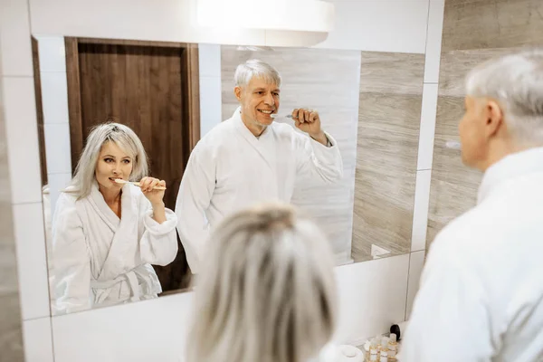 Alegre Pareja Adultos Cepillarse Los Dientes Espejo Baño Hombre Mujer — Foto de Stock