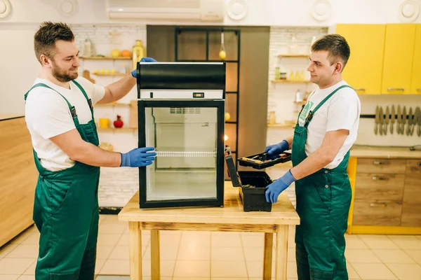 Dos Trabajadores Uniforme Reparan Refrigerador Casa Reparación Ocupación Frigorífico Servicio — Foto de Stock