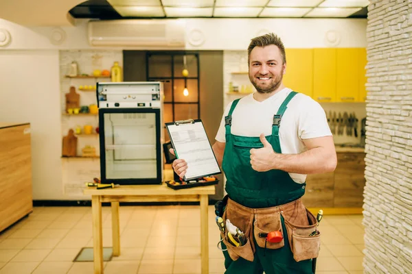 Trabajador Uniforme Tiene Lista Verificación Contra Refrigerador Casa Reparación Ocupación — Foto de Stock