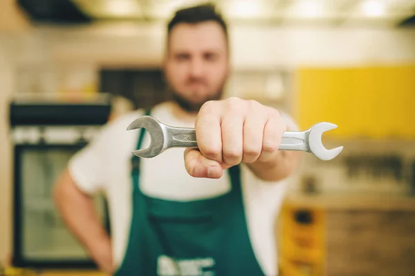 Riparatore Uniforme Tiene Chiave Inglese Tuttofare Operaio Professionista Riparazioni Tutta — Foto Stock