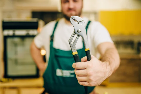 Réparateur Uniforme Tient Une Clé Bricoleur Travailleur Professionnel Fait Des — Photo