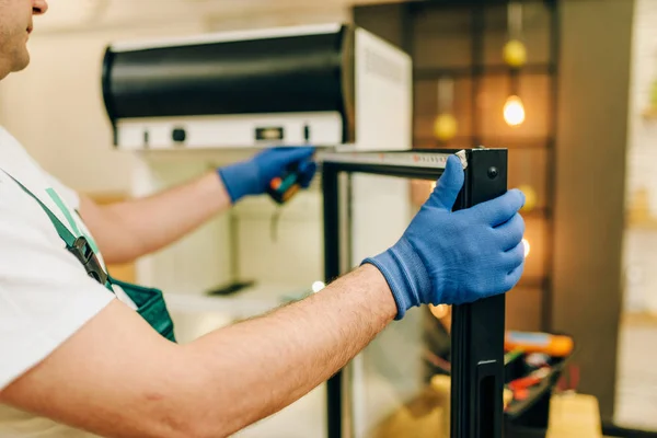 Reparador Uniforme Repara Refrigerador Casa Reparación Ocupación Frigorífico Servicio Profesional — Foto de Stock