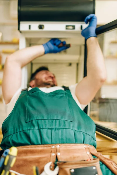 Trabalhador Luvas Refrigerador Reparação Uniforme Casa Reparação Geladeira Ocupação Serviço — Fotografia de Stock