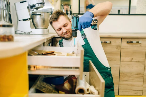 Opravář Uniformě Šroubovák Technik Profesionální Pracovník Provede Opravy Kolem Domu — Stock fotografie