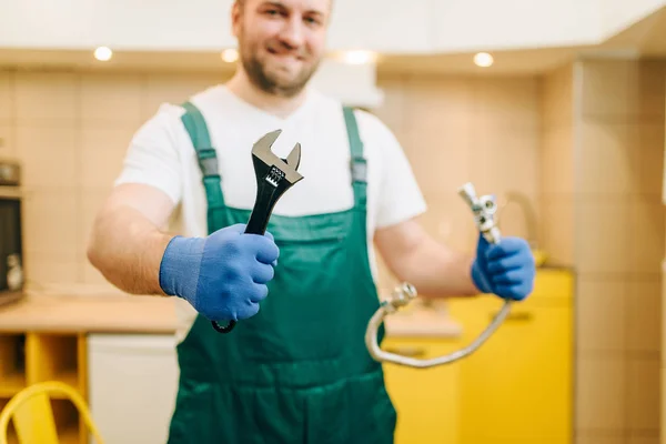 Loodgieter Uniform Houdt Moersleutel Klusjesman Professionele Werknemer Maakt Reparaties Rond — Stockfoto