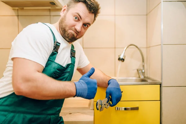 Loodgieter Uniforme Weergegeven Duimschroef Opwaarts Klusjesman Professionele Werknemer Maakt Reparaties — Stockfoto