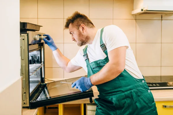 Reparatör Uniform Kontrollerar Ugnen Tekniker Professionell Arbetstagaren Gör Reparationer Runt — Stockfoto