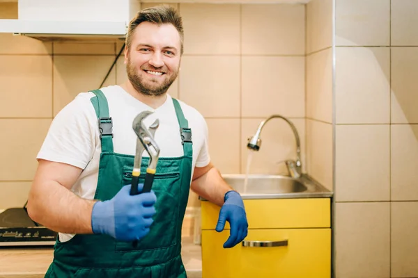 Loodgieter Uniform Houdt Moersleutel Klusjesman Professionele Werknemer Maakt Reparaties Rond — Stockfoto