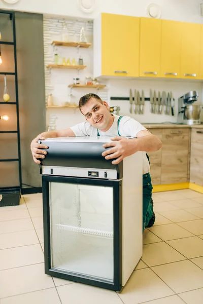 Trabajador Uniforme Abraza Refrigerador Casa Reparación Ocupación Frigorífico Servicio Profesional — Foto de Stock
