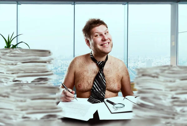 疯狂的商人在领带赤裸的身体之间堆叠的纸张在办公室 疯狂的商人与文件 不良情绪 压力工作 — 图库照片