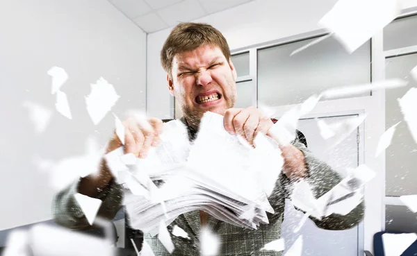 愤怒的商人在办公室里撕开成堆的纸 疯狂的商人与文件 不良情绪 压力工作 — 图库照片
