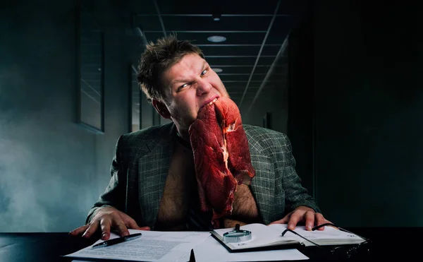 Őrült Üzletember Egy Darab Nyers Húst Szájában Halom Papírt Hivatal — Stock Fotó
