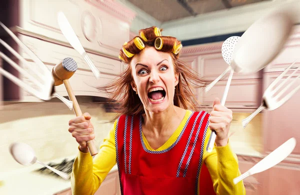 疯狂的家庭主妇在围裙烹饪 炊具飞来飞去 厨房内部的背景 疯狂的女性与陶器的人 — 图库照片