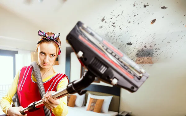 Boos Huisvrouw Schort Met Stofzuiger Vliegende Stukjes Vuil Slaapkamer Interieur — Stockfoto