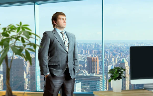 Jonge Zakenman Pak Staat Het Midden Van Het Bureau Zakelijke — Stockfoto