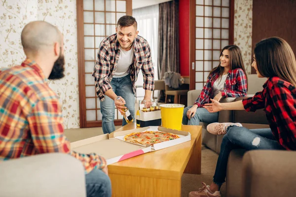 Smiling Friends Going Drink Beer Pizza Home Party Good Friendship — Stock Photo, Image