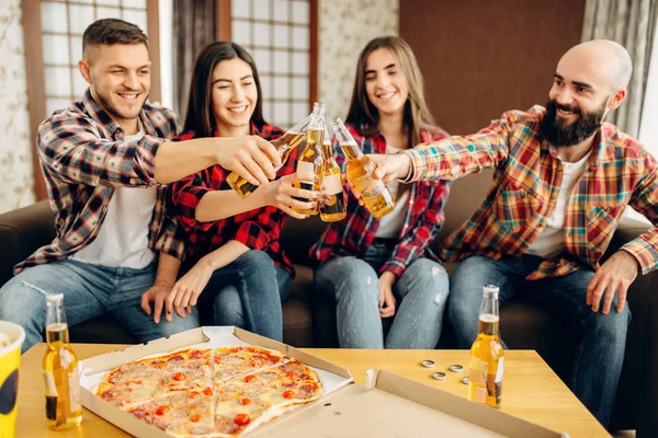 Amigos Sonrientes Baten Botellas Con Cerveza Fiesta Casa Buena Amistad — Foto de Stock