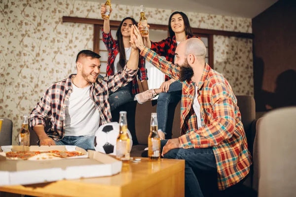 Los Fanáticos Del Fútbol Esperando Transmisión Televisión Casa Amigos Felices — Foto de Stock