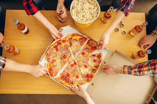 Tangan Teman Teman Mengambil Sepotong Pizza Dari Meja Tampilan Atas — Stok Foto