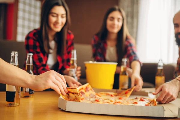 Mosolygó Barátok Iszik Sört Pizza Ház Party Barátság Csoport Emberek — Stock Fotó