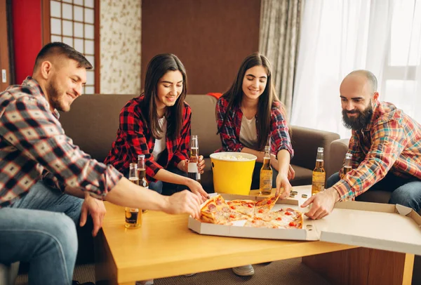 Mosolygó Barátok Iszik Sört Pizza Ház Party Barátság Csoport Emberek — Stock Fotó