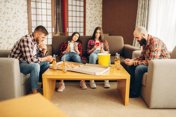 Amis Tristes Utilisant Leurs Téléphones Fête Accueil Ennuyeux Mauvaise Amitié — Photo