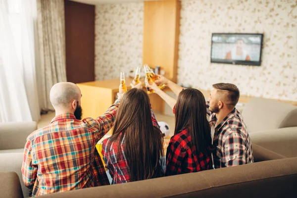 Amigos Tintinean Botellas Con Cerveza Sobre Mesa Con Pizza Fiesta — Foto de Stock