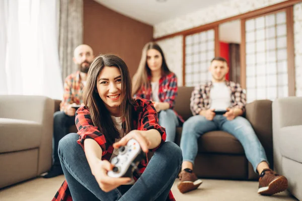 Happy Friends Joysticks Plays Video Console Home Group Gamers Playing — Stock Photo, Image