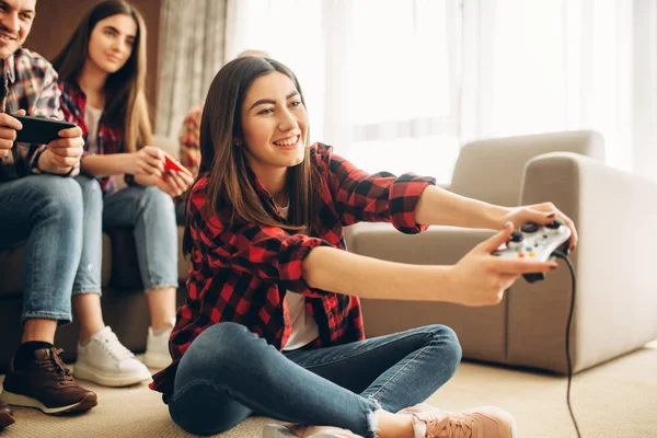 Happy Friends Joysticks Plays Video Console Home Group Gamers Playing — Stock Photo, Image