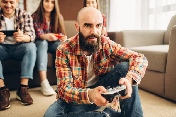 Úsměvem Přátelé Pákovými Hraje Televizní Konzoli Doma Skupina Hráčů Joypads — Stock fotografie