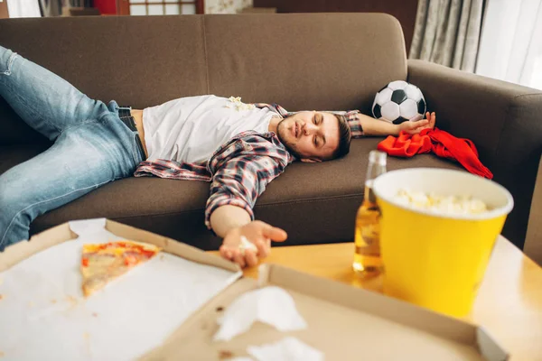 Futebol Masculino Dormindo Sofá Casa Homem Bêbado Após Celebração Vitória — Fotografia de Stock