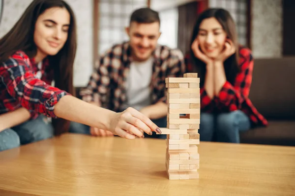 Amigos Sonrientes Juegan Jenga Casa Enfoque Selectivo Torre Juego Mesa — Foto de Stock