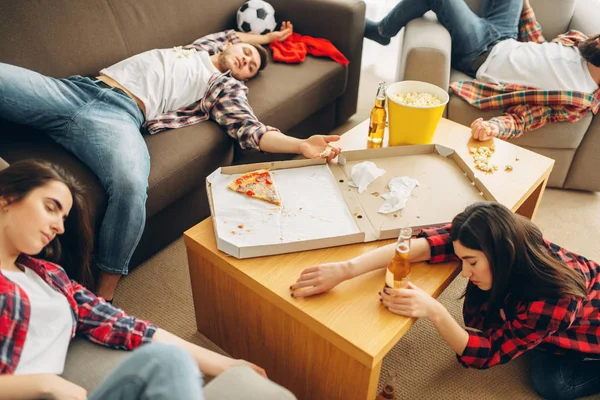 Los Aficionados Fútbol Duermen Después Fiesta Alcohol Casa Mañana Resaca — Foto de Stock