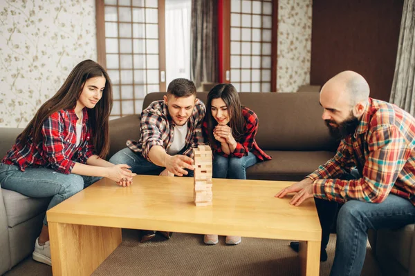 Arkadaşlar Evde Jenga Oynar Adam Kuleden Ahşap Blok Çeker Komik — Stok fotoğraf