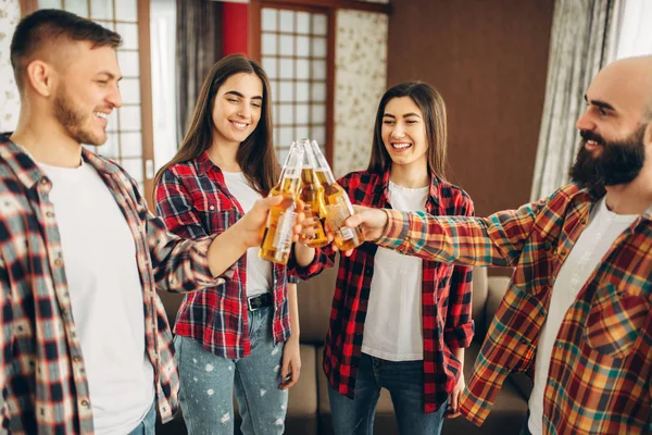 Des Amis Sourire Clink Bouteilles Avec Bière Partie Maison Bonne — Photo