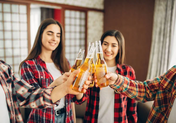 Smiling Friends Clink Bottles Beer Home Party Good Friendship Group — Stock Photo, Image